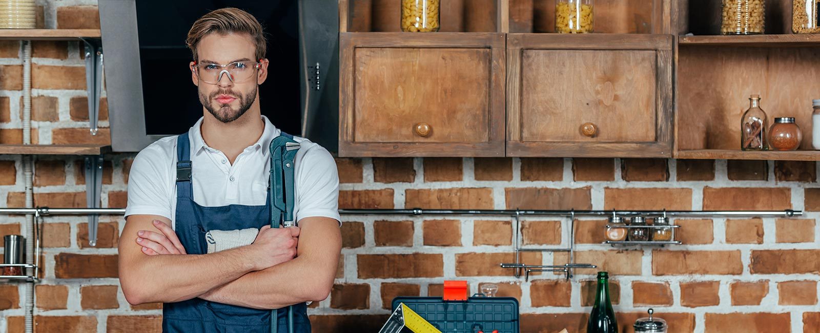 handsome-young-professional-repairman-with-tool-be-resize1a