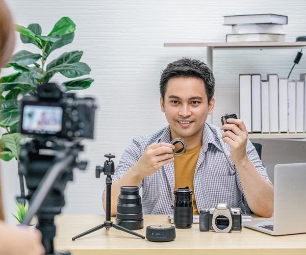 asian-vlogger-man-satisfied-the-camera-lens-each-m-resize